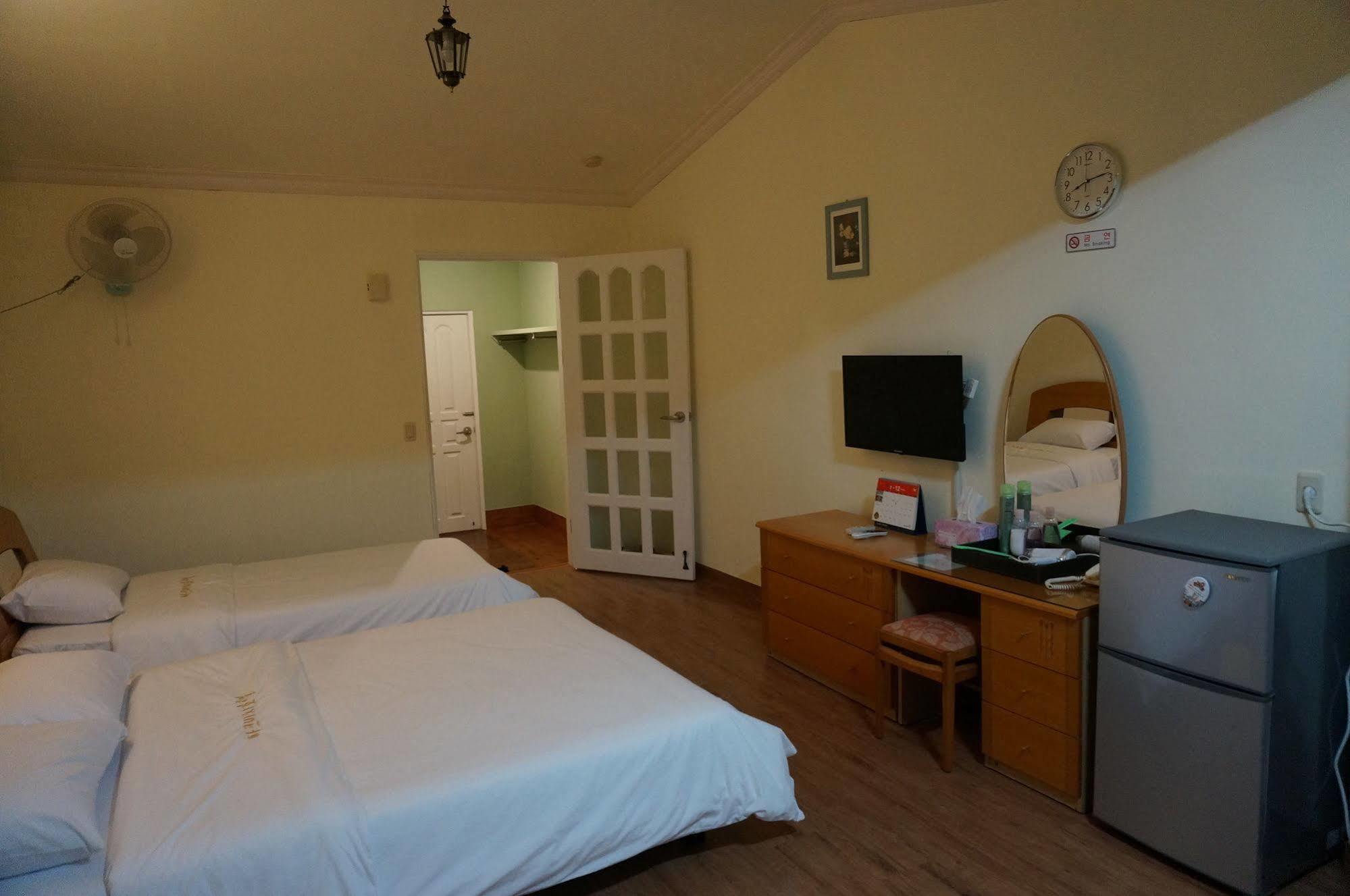 Park Beach Hotel Чеджудо Экстерьер фото